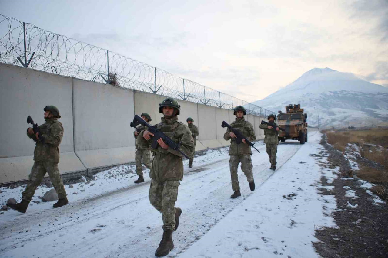 AĞRI DAĞI ETEKLERİNDE GÖREV YAPAN MEHMETÇİK YENİ YILA VATAN NÖBETİNDE GİRDİ