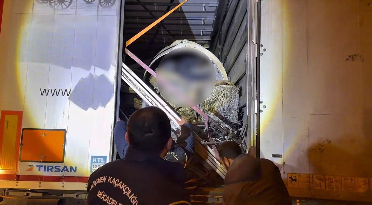 AĞRI EMNİYET MÜDÜRLÜĞÜ EKİPLERİNCE İL MERKEZİNDE DURDURULAN BİR TIRIN DORSESİNDE 14 DÜZENSİZ...
