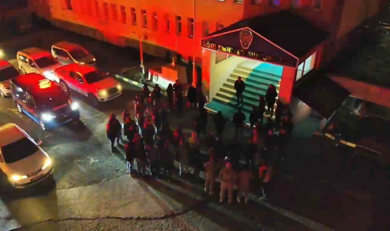 AĞRI İL EMNİYET MÜDÜRLÜĞÜ EKİPLERİNCE İL MERKEZİNDE DÜZENLENEN OPERASYONDA 5 ADET TABANCA, 1 ADET...