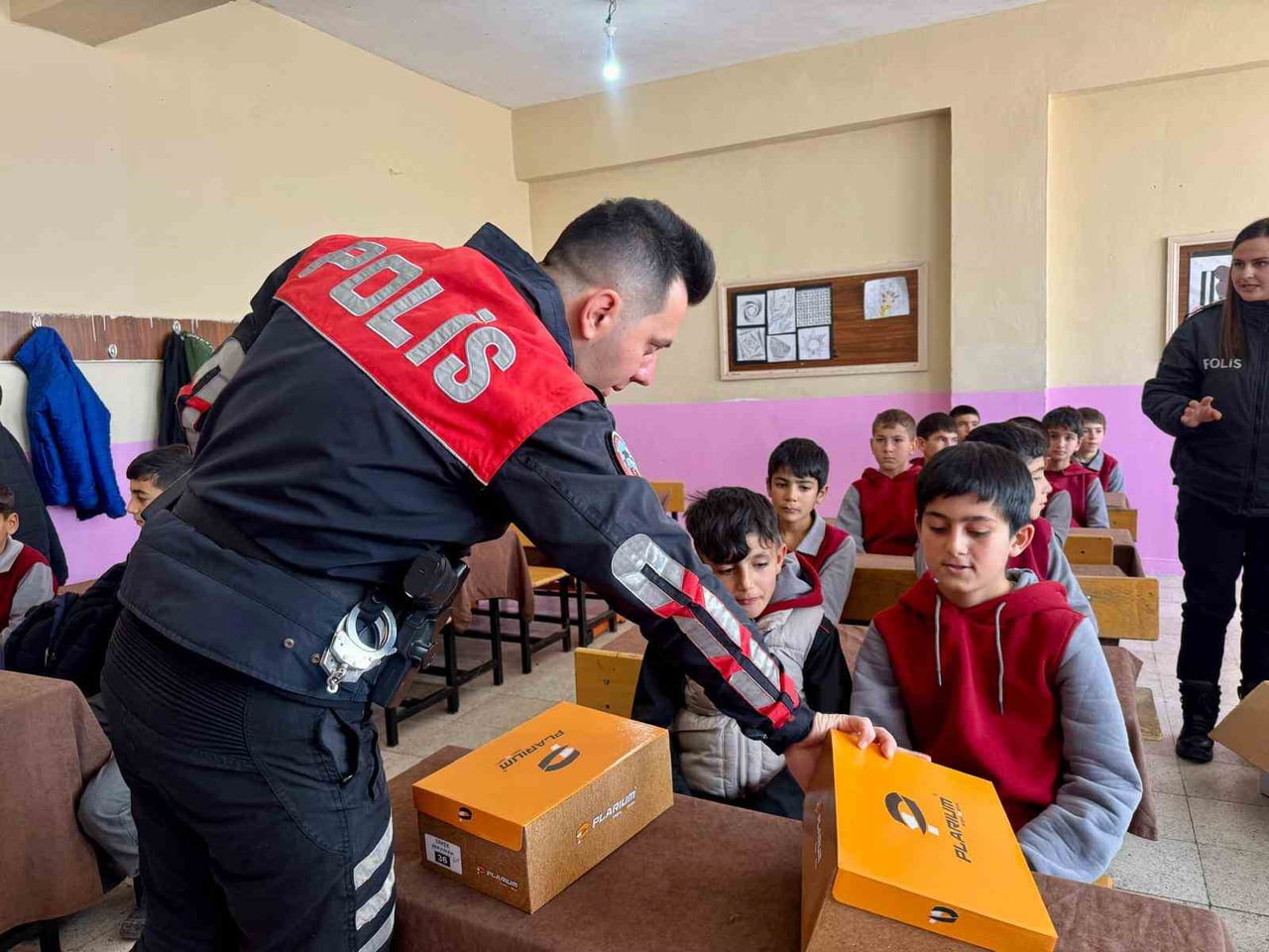 AĞRI İL EMNİYET MÜDÜRLÜĞÜ PERSONELİNCE OZANLAR YATILI BÖLGE ORTAOKULU'NDA EĞİTİM GÖREN 215...