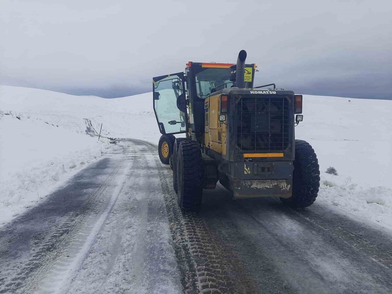 AĞRI’NIN ELEŞKİRT İLÇESİNDE KAR VE TİPİ NEDENİYLE ULAŞIMA KAPANAN 10 KÖY YOLU, İLÇE ÖZEL İDARESİ...