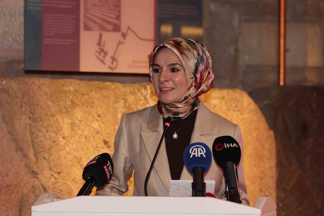 AİLE VE SOSYAL HİZMETLER BAKANI MAHİNUR ÖZDEMİR GÖKTAŞ, ÇOCUKLARIN DİJİTAL DÜNYADAKİ GÜVENLİĞİNİ...