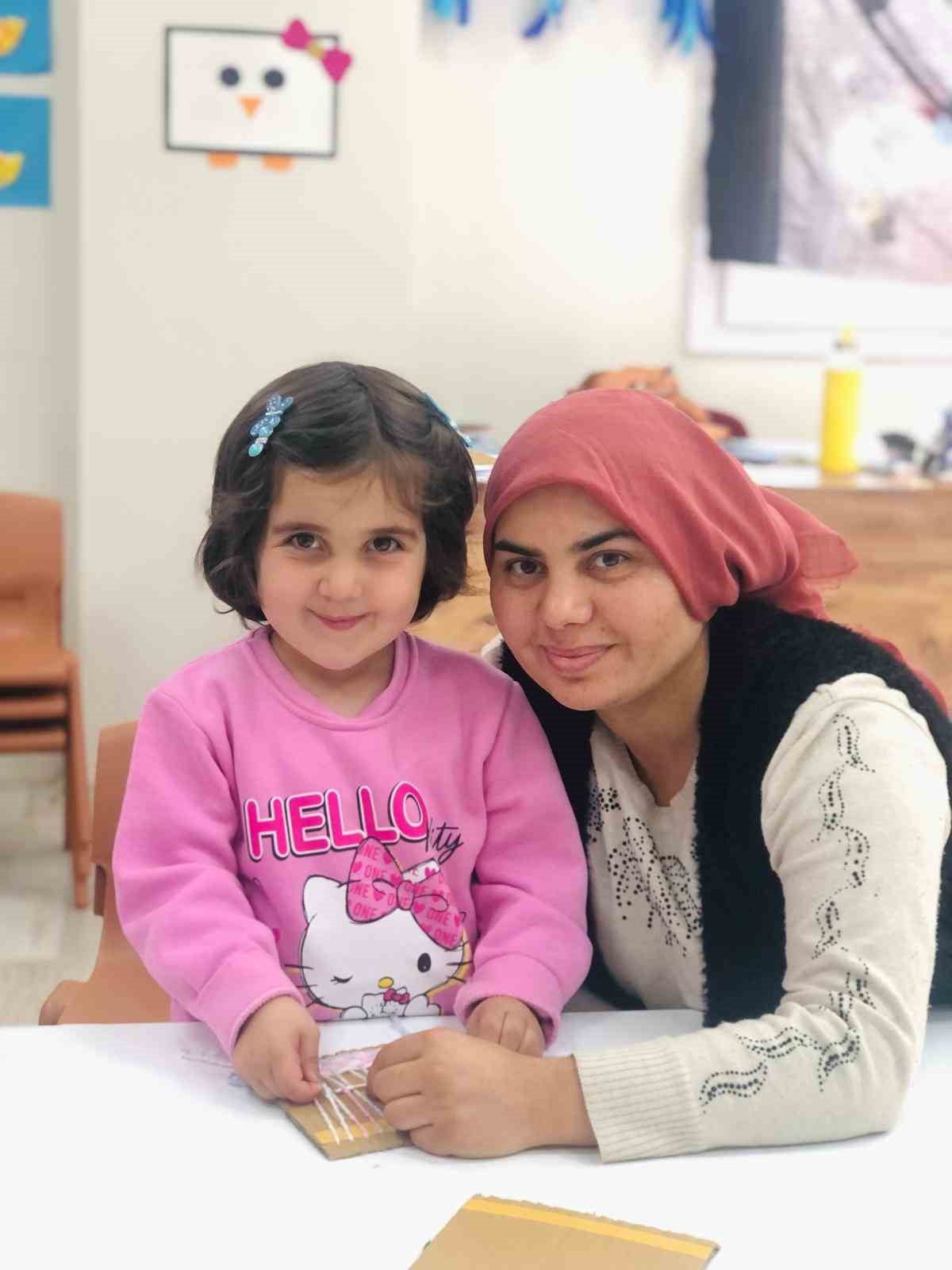 AİLE YILI ETKİNLİKLERİ KAPSAMINDA SARIGÖL’DE ÖĞRENCİLER, ANNELERİYLE BİRLİKTE OKUL SIRALARINDA...