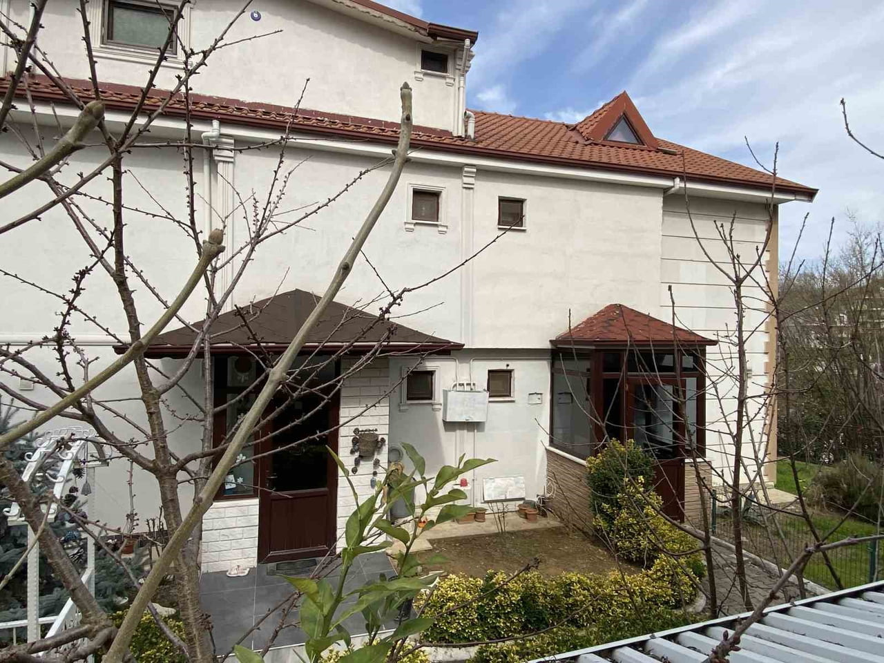 AİLENİN GÖLCÜK'TEKİ EVİ.