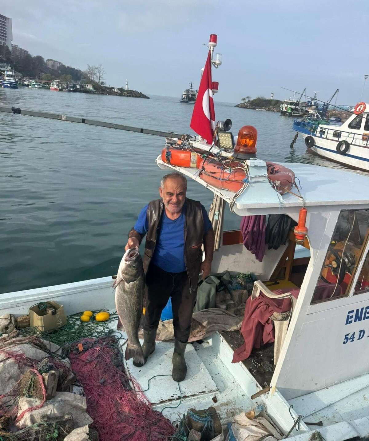 AKÇAKOCA'DA BALIKÇI AĞINA 10 KİLOLUK LEVREK TAKILDI