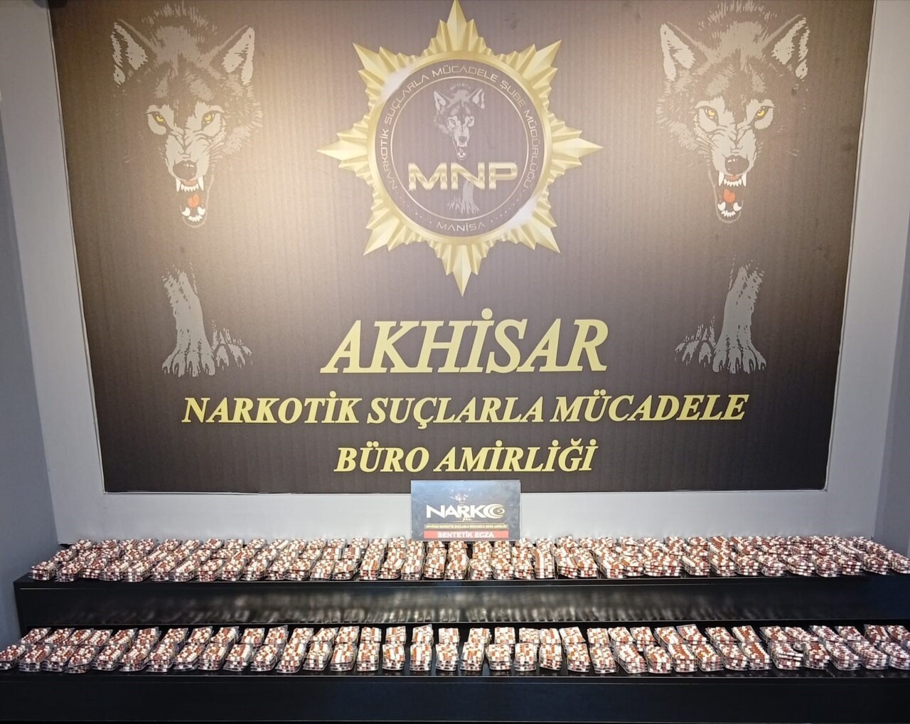 AKHİSAR’DA UYUŞTURUCU TİCARETİNE YÖNELİK DÜZENLENEN OPERASYONDA 8 ADRESE BASKIN YAPILDI. TOPLAM...