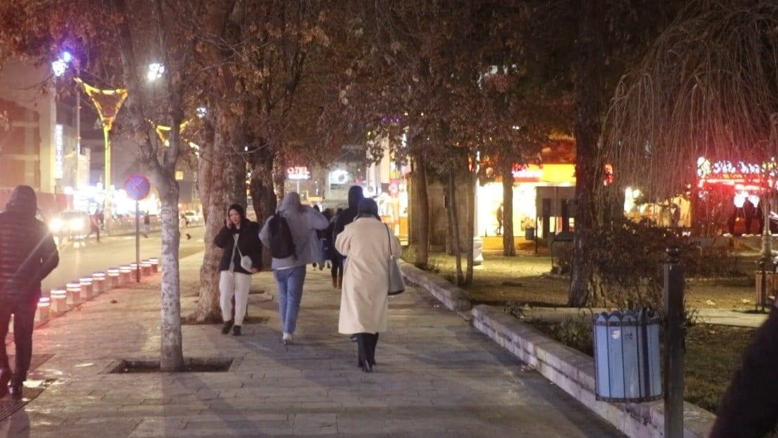 AKŞAM SAATLERİNDE DİKKAT! ERZİNCAN’DA KARGALAR SOKAKLARI SARDI