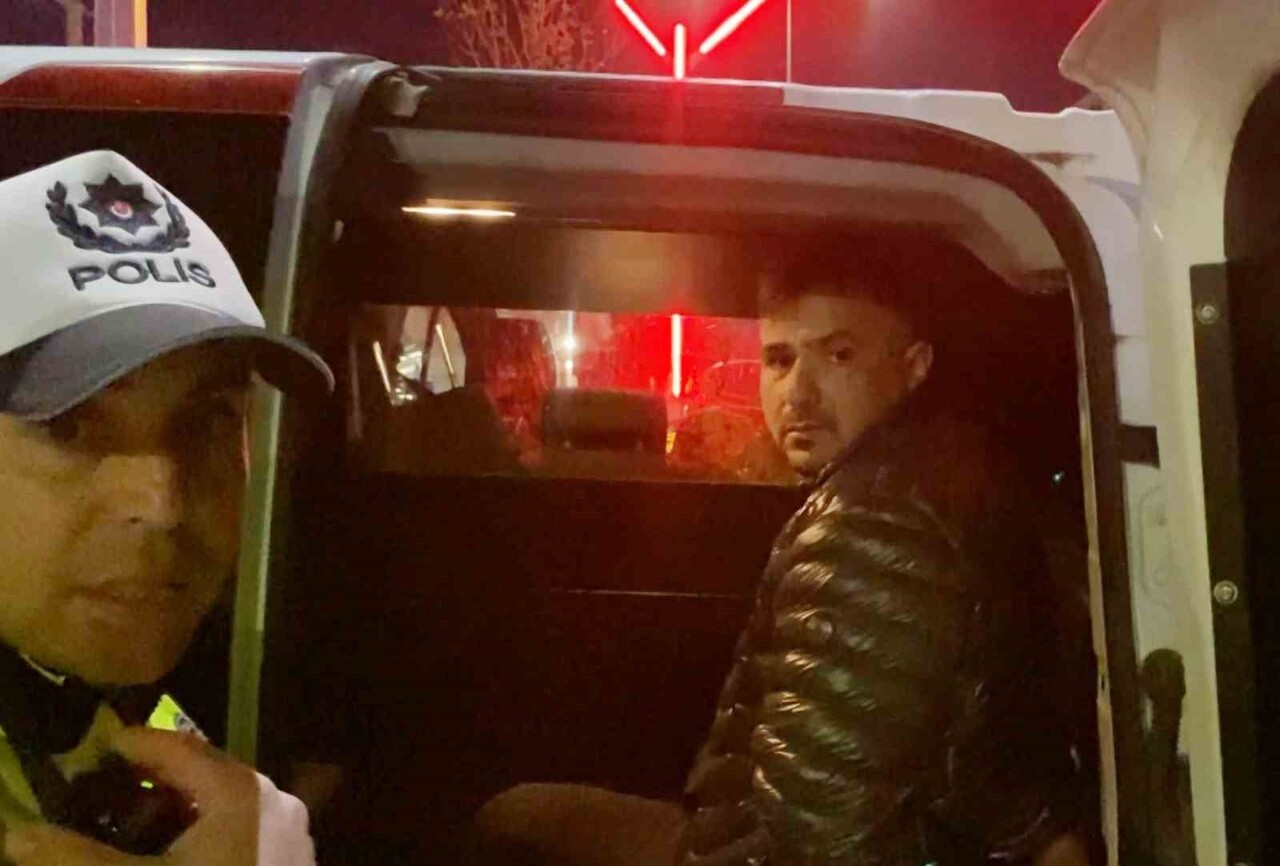 AKSARAY'DA ALKOL ALDIKTAN SONRA ARACIYLA TRAFİĞE ÇIKAN SÜRÜCÜ, EMNİYET MÜDÜR YARDIMCISININ...