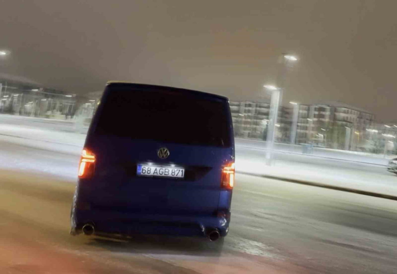 AKSARAY'DA DÜN GECE ETKİLİ OLAN KAR YAĞIŞININ ARDINDAN KARLA KAPLI YOLLARDA ARAÇLARIYLA TRAFİĞE...