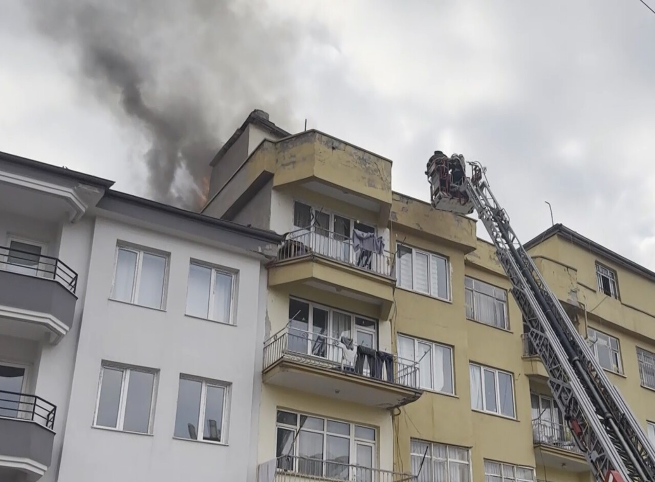 AKSARAY’DA 4 KATLI APARTMANIN ÇATI KATINDA BULUNAN KÖMÜRLÜKTE ÇIKAN YANGIN, İTFAİYE EKİPLERİNİN...