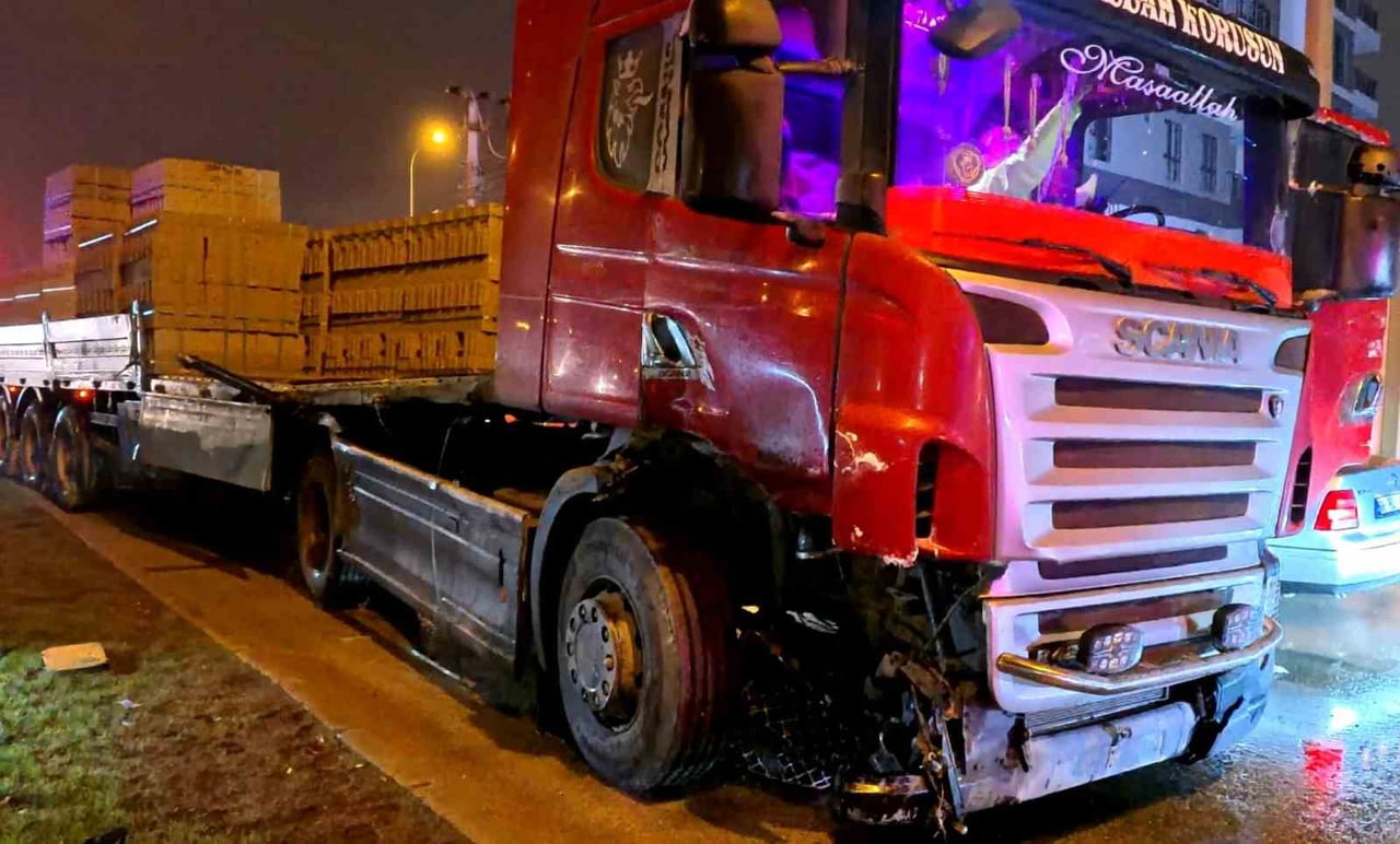 AKSARAY’DA BİMS YÜKLÜ TIR İLE MARKET SERVİS ARACININ ÇARPIŞTIĞI KAZADA 2 KİŞİ...