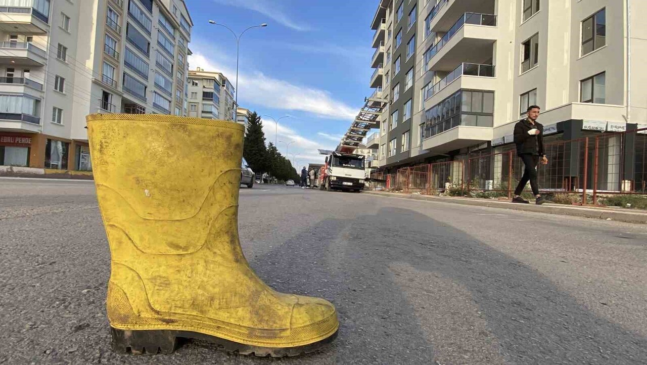 AKSARAY’DA ÇİFT ŞERİTLİ YOLDA ŞERİDİN BİRİNİ MOBİL TAŞIMA ASANSÖR KAMYONETİ İLE İŞGAL EDEREK EV...