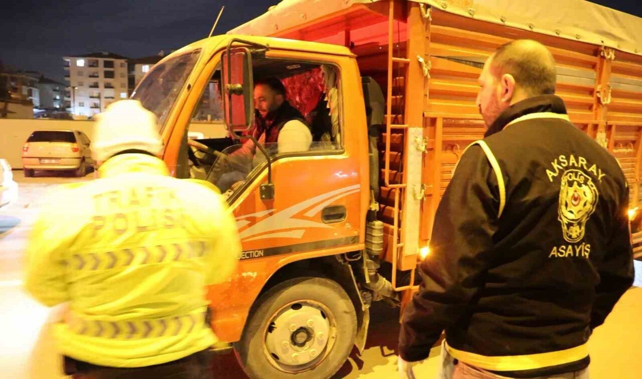 AKSARAY’DA EHLİYETİ OLMADIĞI HALDE ÇEKME BELGELİ KAMYONETLE TRAFİĞE ÇIKAN VE POLİSİN UYGULAMASINDA...