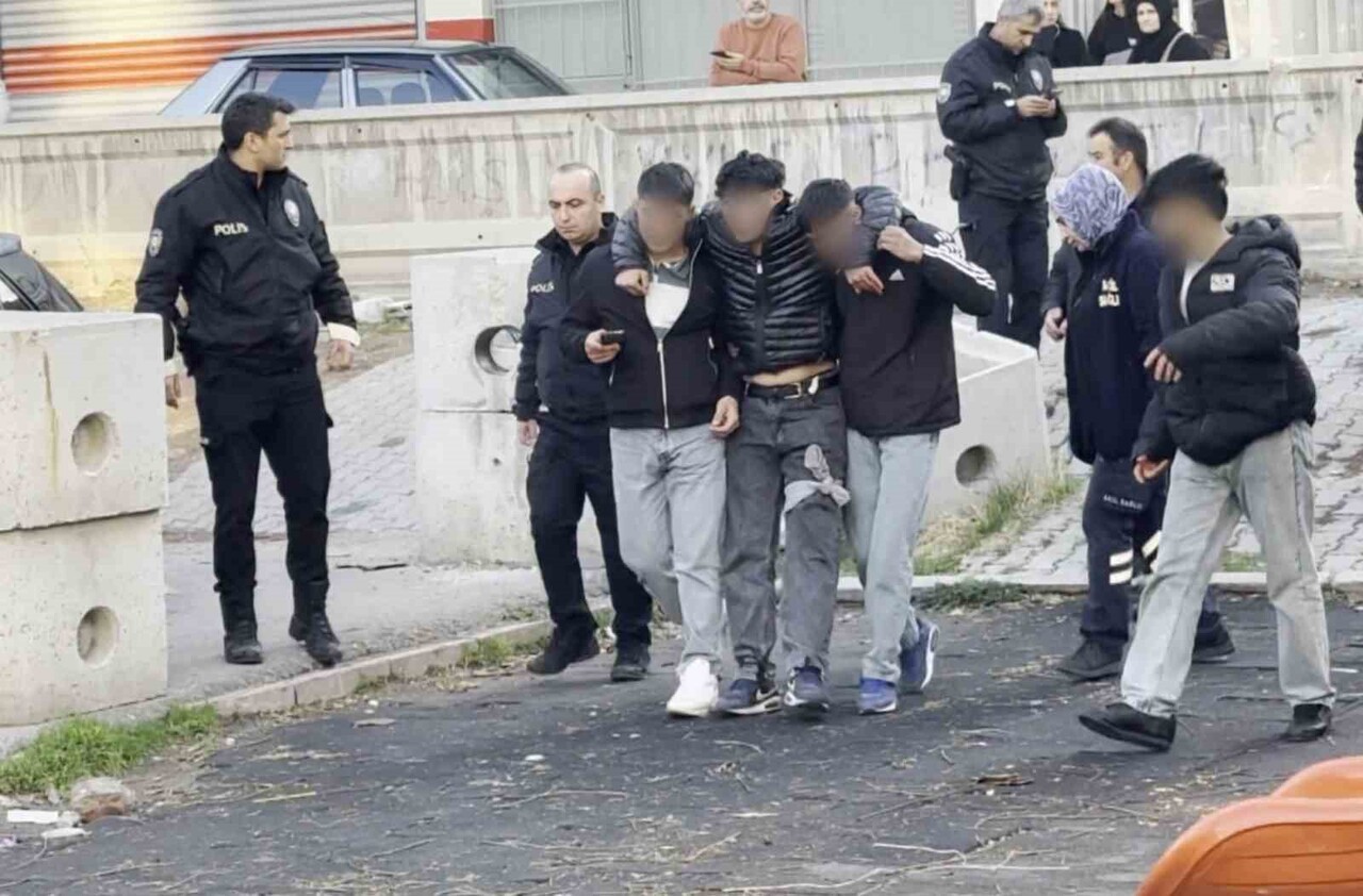 AKSARAY’DA OKUL ÇIKIŞI TARTIŞAN ÇOCUKLARIN TARTIŞMASI KAVGAYA DÖNÜŞÜNCE 16 YAŞINDAKİ ÇOCUK 15...