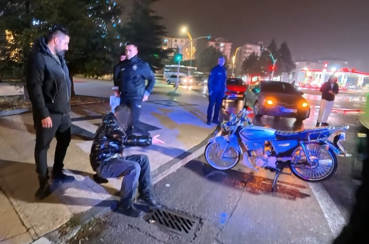 AKSARAY’DA POLİSİN ‘DUR’ İHTARINA UYMAYAN SÜRÜCÜ KOVALAMACA SONUCU YAKALANIRKEN, 15 YAŞINDAKİ...