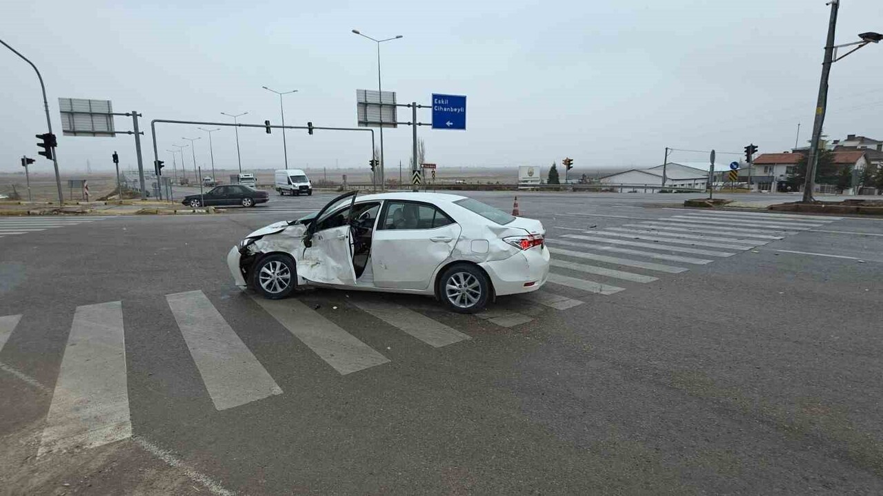 AKSARAY-KONYA YOLUNDA TIR İLE OTOMOBİLİN ÇARPIŞMASI SONUCU MEYDANA GELEN TRAFİK KAZASINDA OKUL...