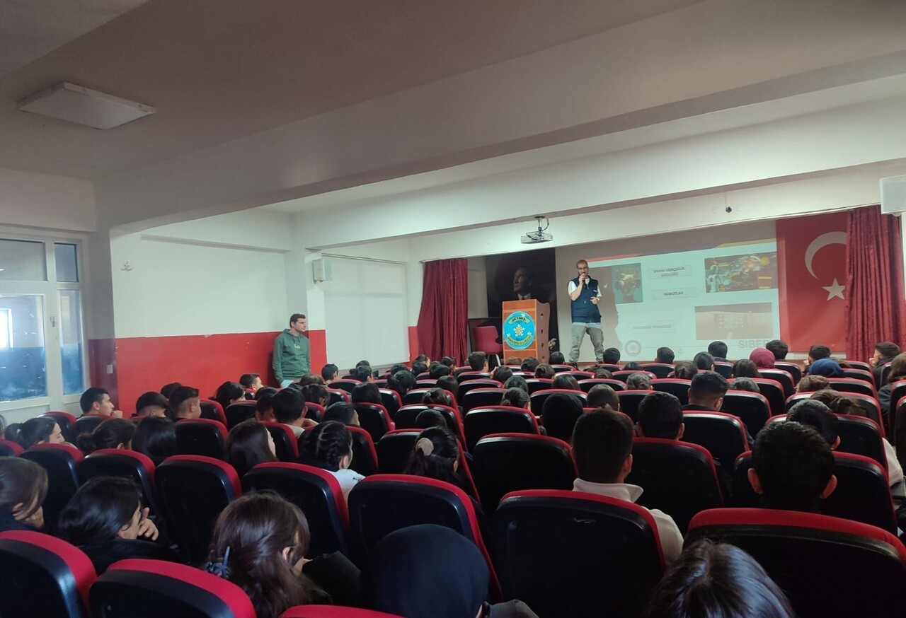 AKYAKA 300 ÖĞRENCİYE SİBER SUÇLARLA MÜCADELE EĞİTİMİ VERİLDİ(KARS-İHA)