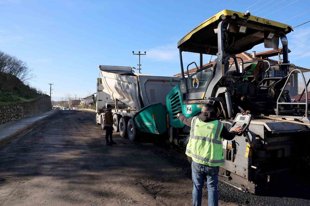 AKYAZI'DA ALTYAPI ÇALIŞMALARI TAMAMLANAN GÜZERGAHLARDA SICAK ASFALT SERİMİNE BAŞLANDI.