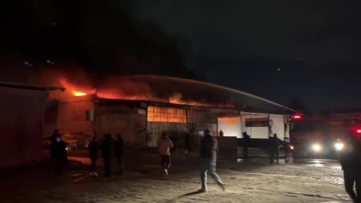 Alevlere teslim olan iş yerlerindeki araçları kurtarmak için zamanla yarıştılar