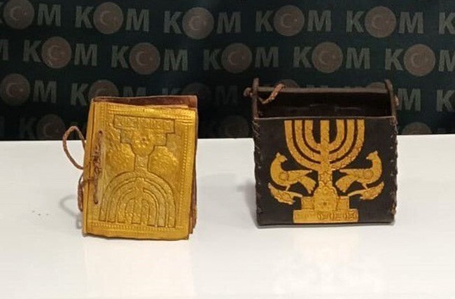 ALTIN KAPLAMA GİBİ GÖSTERİLEN HENÜZ HANGİ YILLARA AİT OLDUĞU BELİRLENEMEYEN TEVRAT İLE KABI ELE...