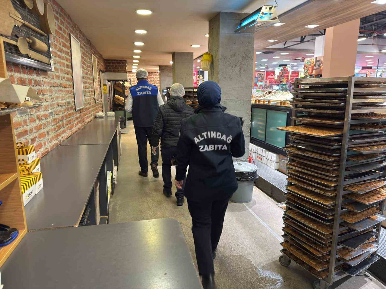 ALTINDAĞ BELEDİYESİ ZABITA MÜDÜRLÜĞÜ EKİPLERİ, YILBAŞI GECESİNİN SORUNSUZ GEÇMESİ İÇİN İLÇE...