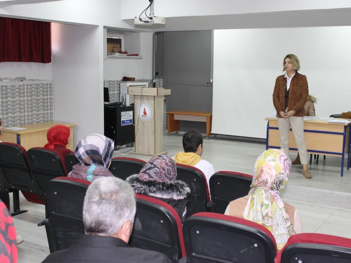 ALTINTAŞ’TA YKS BAŞARISINI ARTIRMAYA YÖNELİK VELİ TOPLANTISI