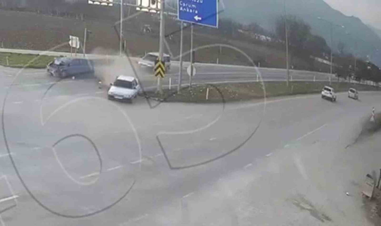 AMASYA'DA KIRMIZI IŞIKTA BEKLEYEN OTOMOBİLE ARDINDAN HIZLA GELEN OTOMOBİL ÇARPTI. KAZA ANI...