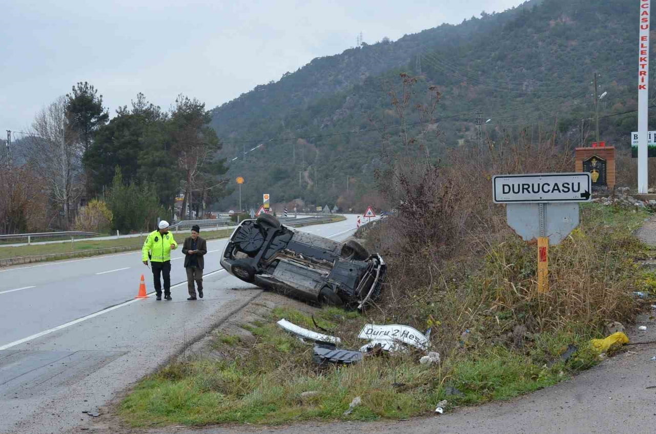 AMASYA'DA TAKLA ATAN OTOMOBİLİN SÜRÜCÜSÜ TAKTIĞI EMNİYET KEMERİNİN SAYESİNDE BURNU BİLE KANAMADAN...