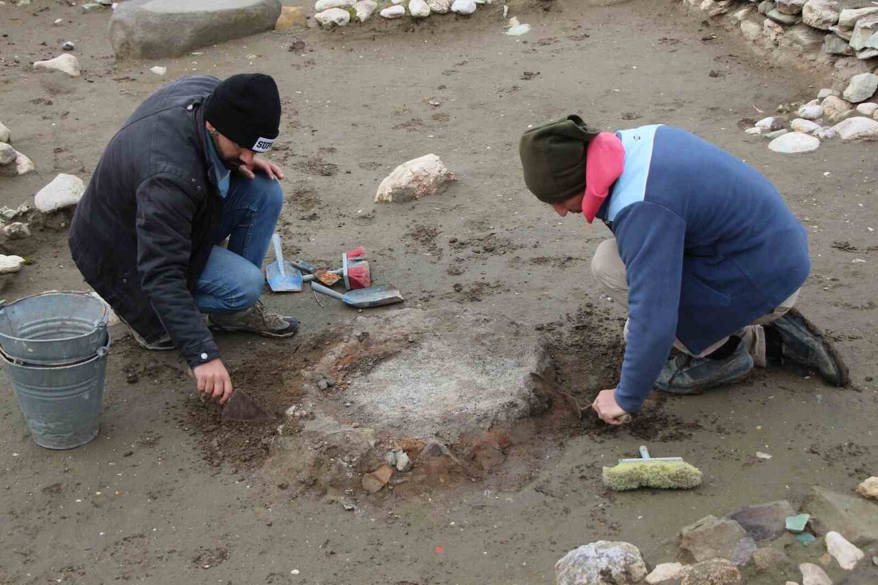 AMASYA'DAKİ OLUZ HÖYÜK KAZILARINDA 2 BİN 600 YILLIK TANDIR KEŞFEDİLDİ.