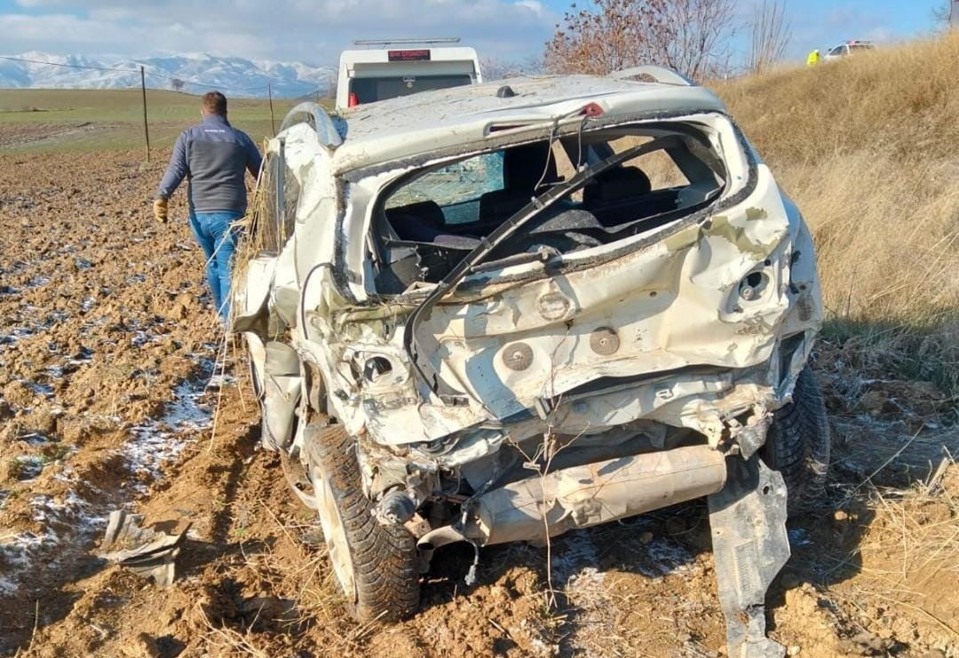 AMASYA'NIN GÜMÜŞHACIKÖY İLÇESİNDE BİR OTOMOBİL İLE SUV TİPİ ARACIN ÇARPIŞMASI SONUCU MEYDANA GELEN...