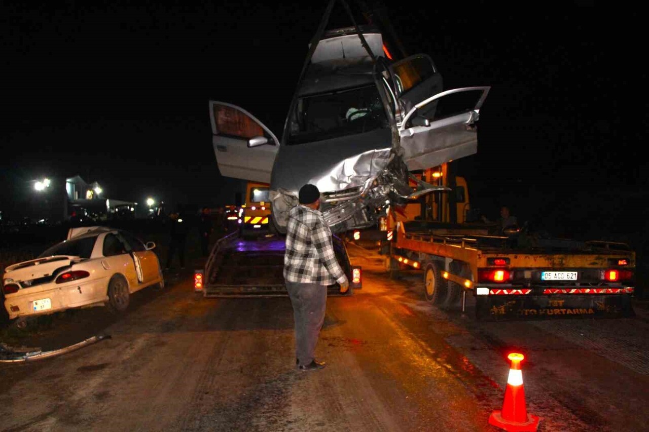 AMASYA’DA İKİ OTOMOBİLİN KAFA KAFAYA ÇARPIŞMASI SONUCU MEYDANA GELEN KAZADA 8 KİŞİ...