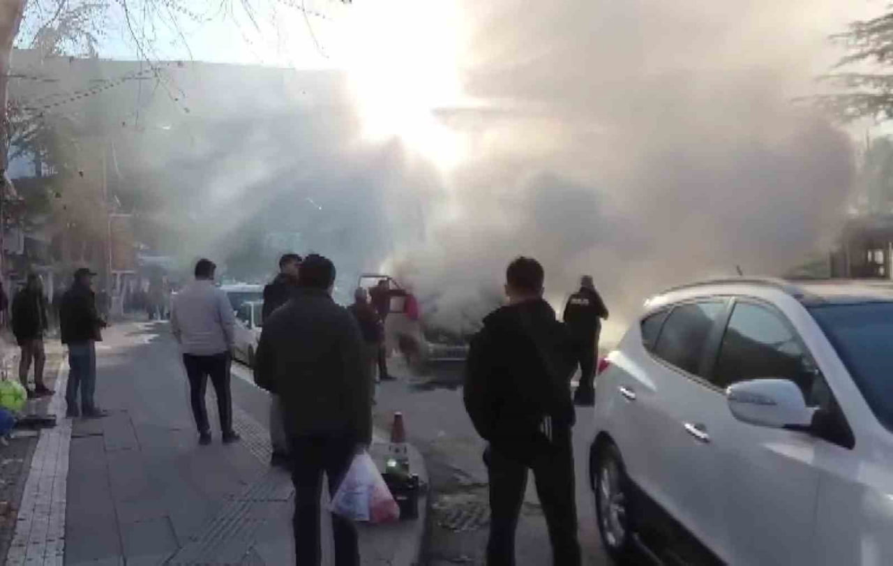 AMASYA’DA SEYİR HALİNDEYKEN YANMAYA BAŞLAYAN KAMYONETE İLK MÜDAHALEYİ VATANDAŞLAR YAPTI.