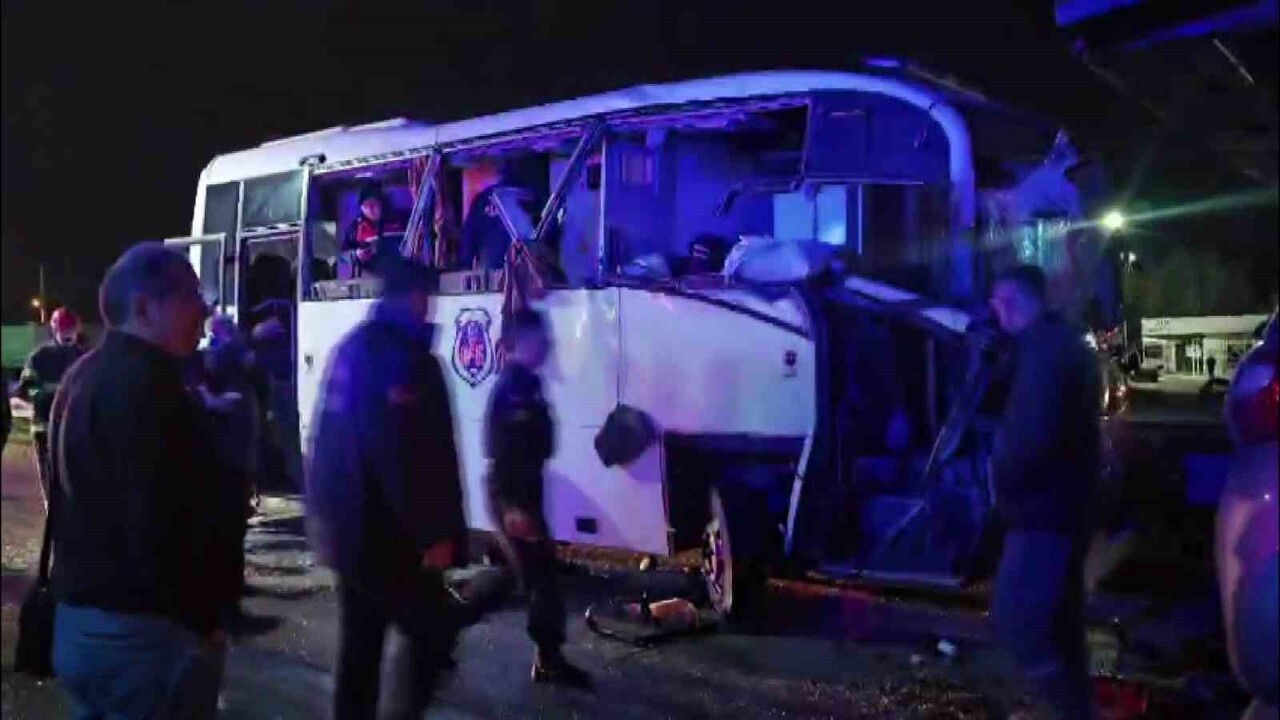 AMASYA’NIN MERZİFON İLÇESİNDE 3 ARACIN KARIŞTIĞI ZİNCİRLEME KAZA YAŞANDI.