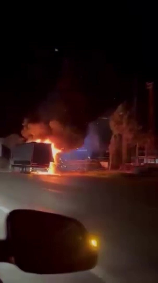 AMASYA’NIN MERZİFON İLÇESİNDE DORSESİNDE YANGIN ÇIKAN PLASTİK HALI YÜKLÜ KAMYON ALEV ALEV...