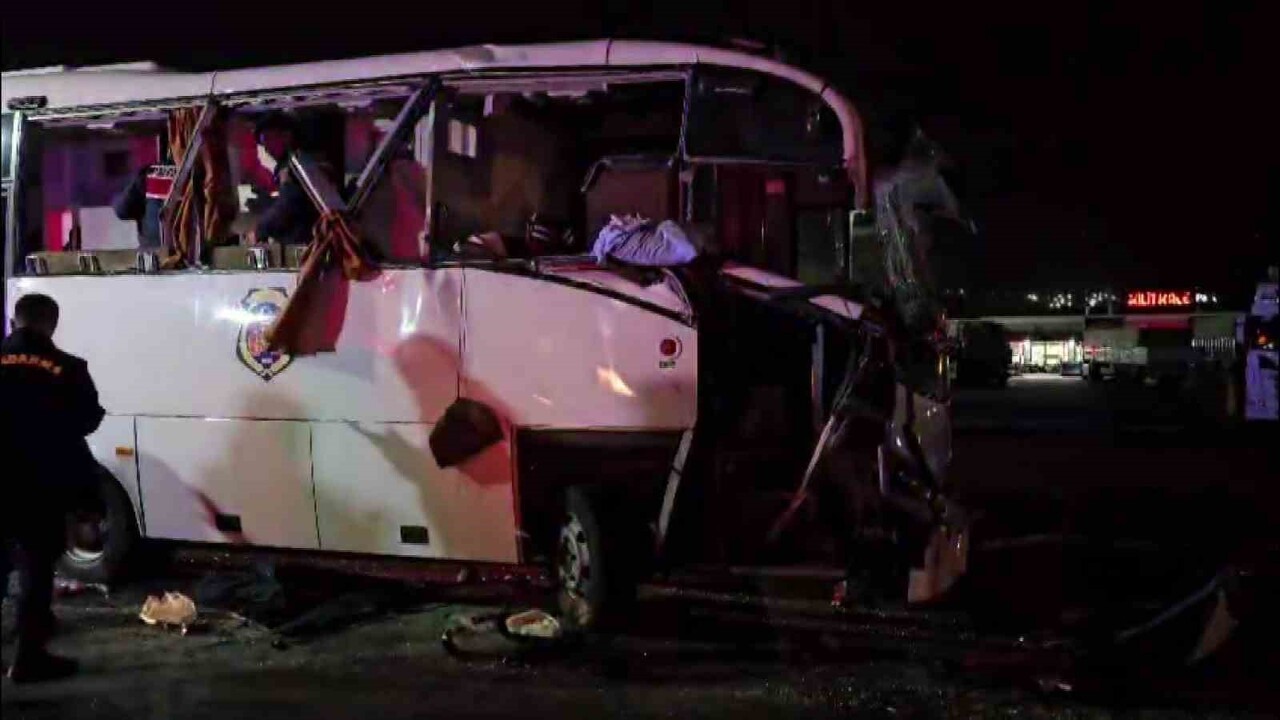 AMASYA VALİSİ ÖNDER BAKAN, KAZADA YARALANAN 12 MAHKUM, 9 JANDARMA PERSONELİ VE 2 SÜRÜCÜNÜN SAĞLIK...