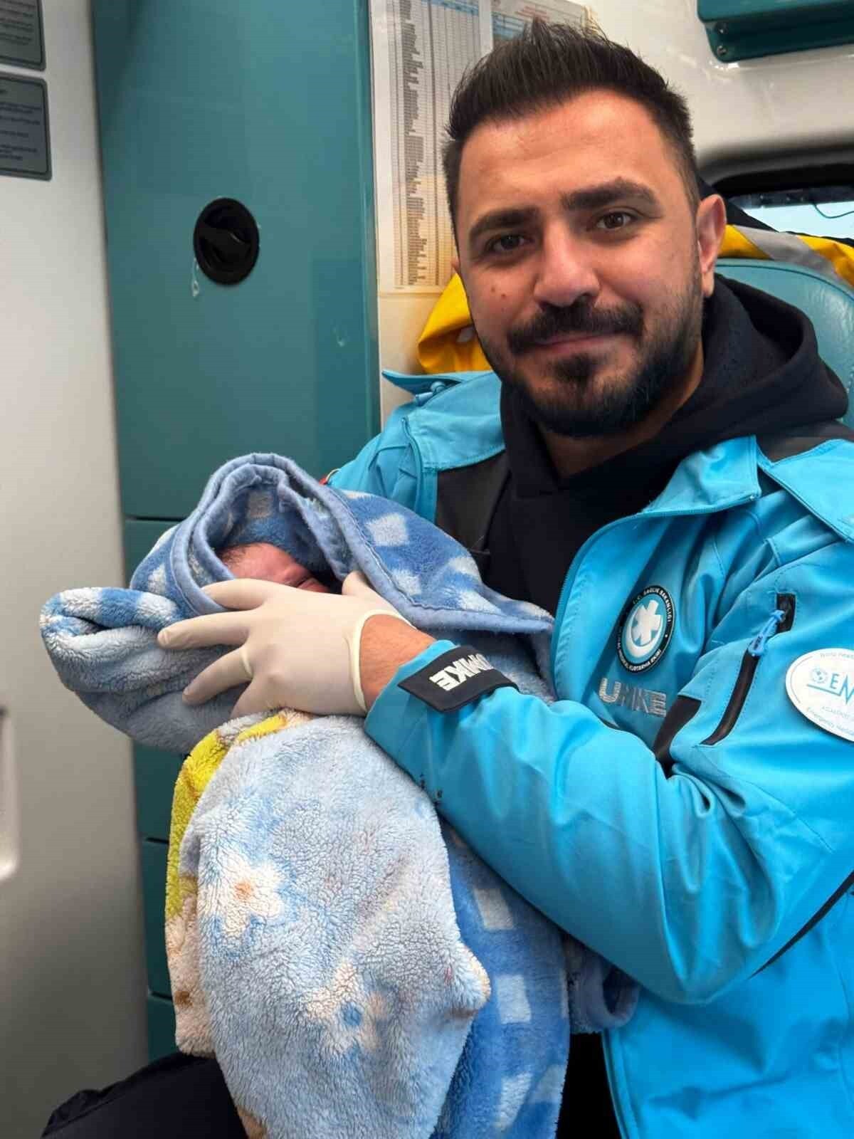 AMBULANSTA DOĞUM YAPAN ANNE BEBEĞİNE SAĞLIK PERSONELİNİN ADINI VERDİ