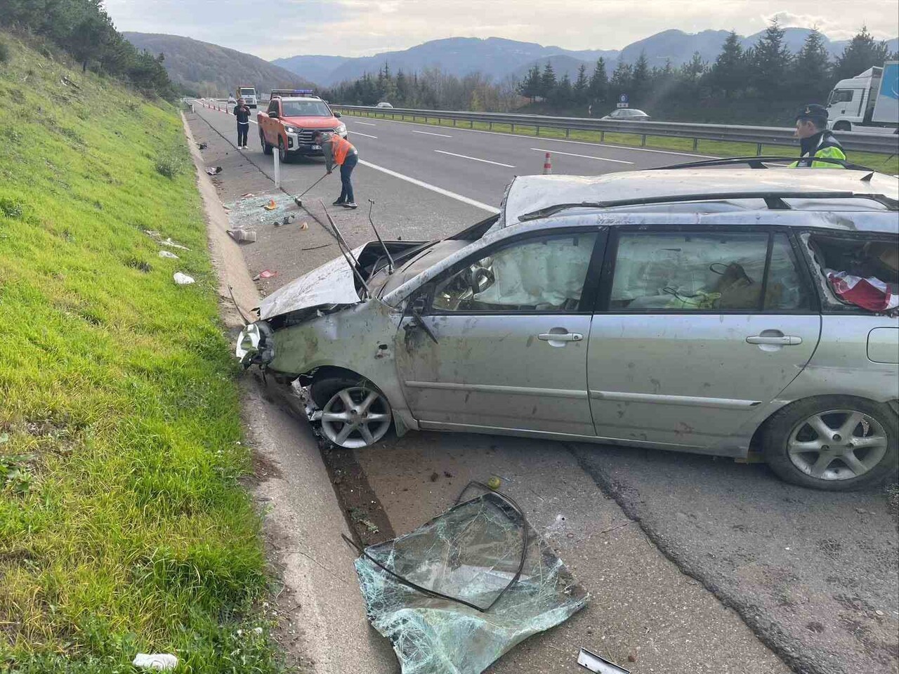 ANADOLU OTOYOLU DÜZCE GEÇİŞİNDE LASTİĞİ PATLAYAN OTOMOBİL BARİYERE ÇARPARAK TAKLA ATTI. KAZADA...