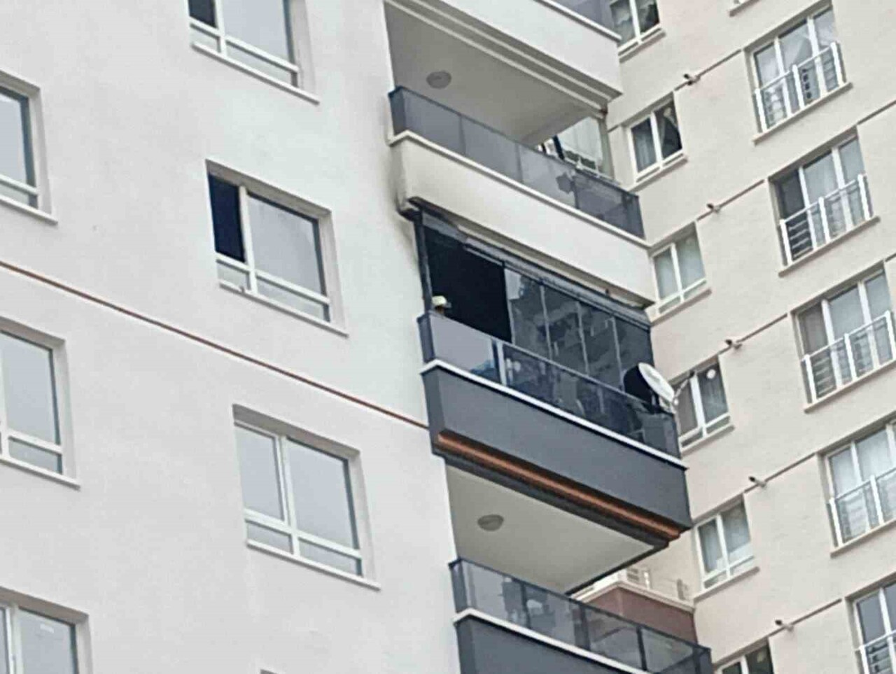 ANKARA'DA 10 KATLI APARTMANIN 6’INCI KATINDAKİ EVDE ÇIKAN YANGINDA MAHSUR KALAN ANNE İLE OĞLU...
