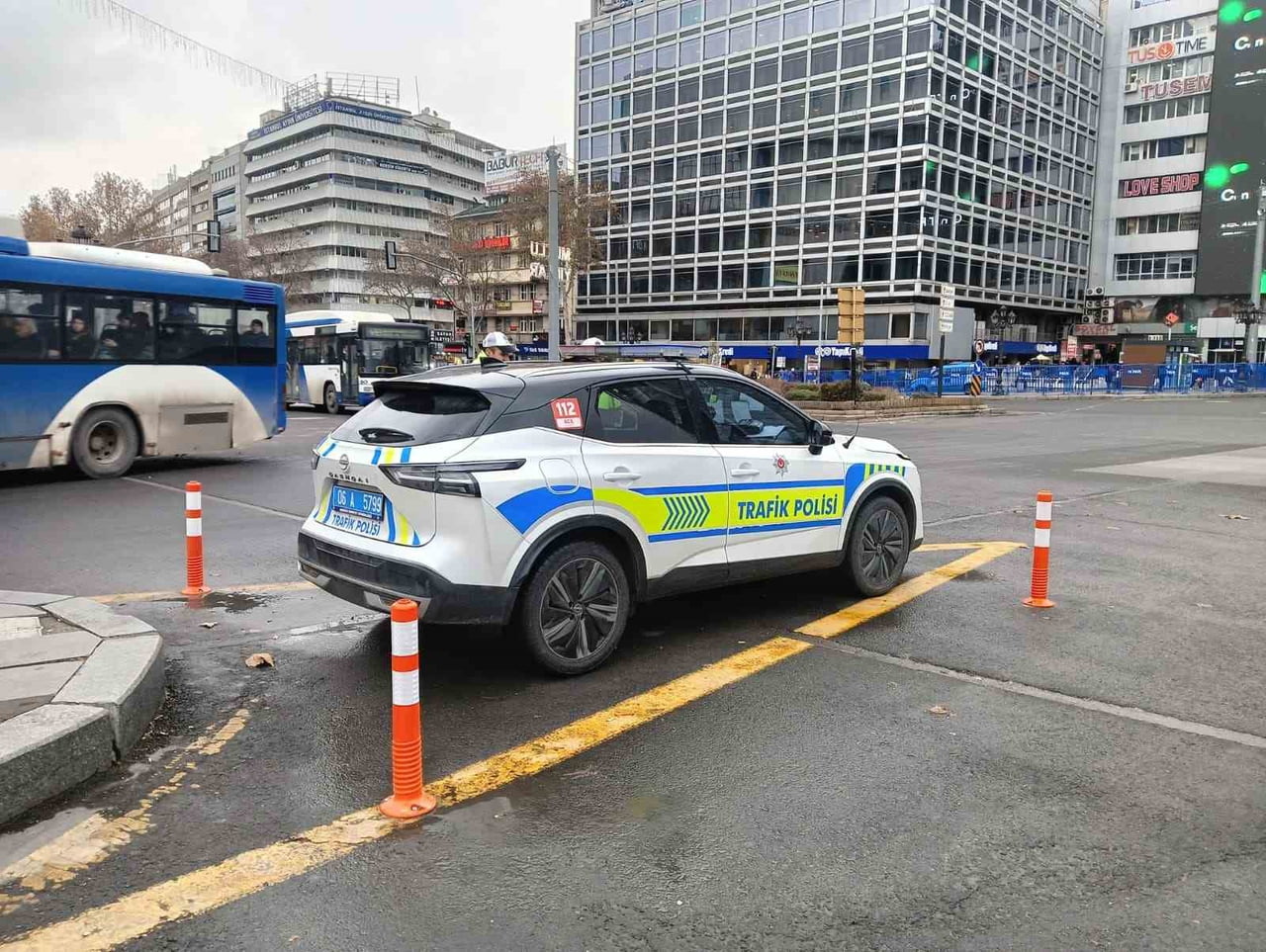 ANKARA'DA YILBAŞI ÇERÇEVESİNDE BELLİ İŞLEK NOKTALARDA POLİS EKİPLERİ TARAFINDAN GENİŞ GÜVENLİK...