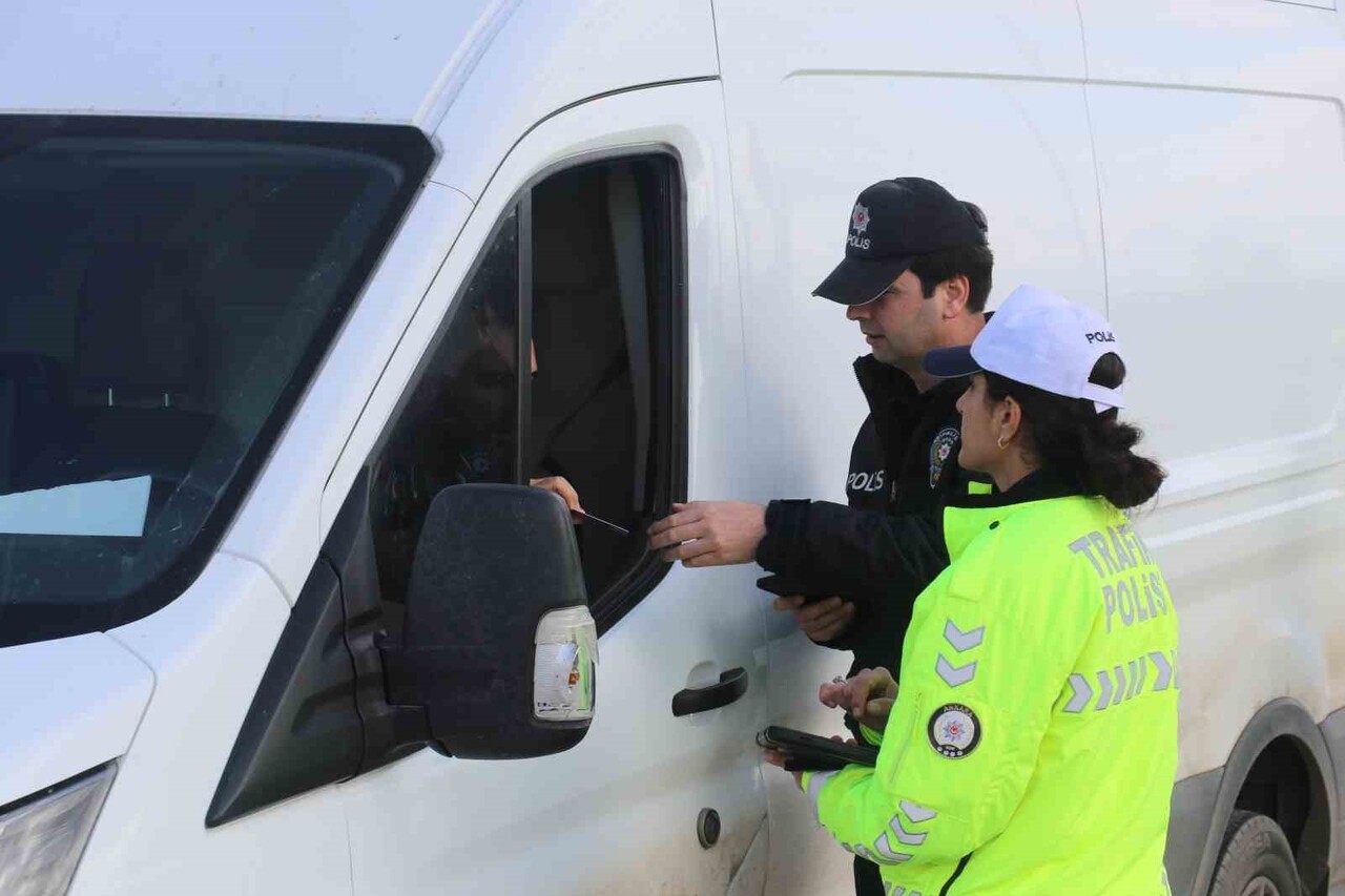 ANKARA'NIN AKYURT İLÇESİNDE TRAFİK POLİS EKİPLERİNİN ZORUNLU KIŞ LASTİĞİ DENETİMİ UYGULAMASI...
