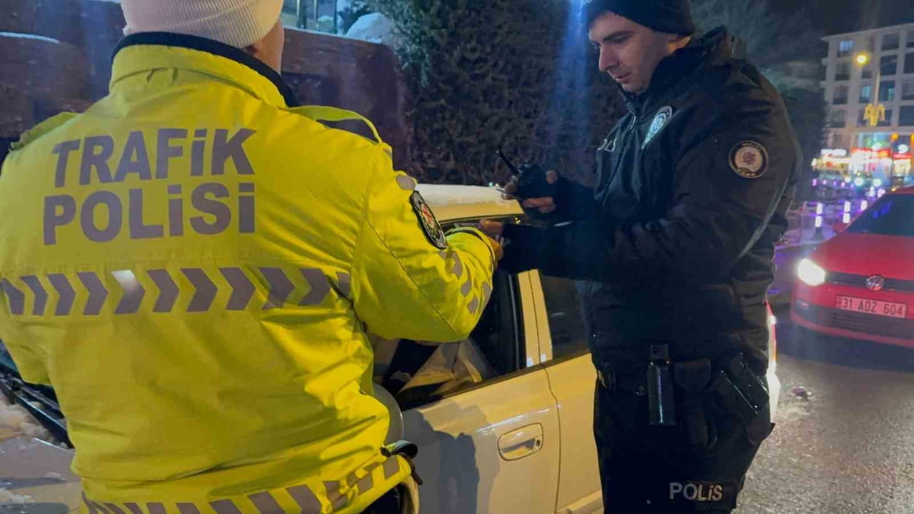 ANKARA'NIN AKYURT İLÇESİNDE YILBAŞI ÖNCESİ GENİŞ ÇAPLI POLİS DENETİMİ...