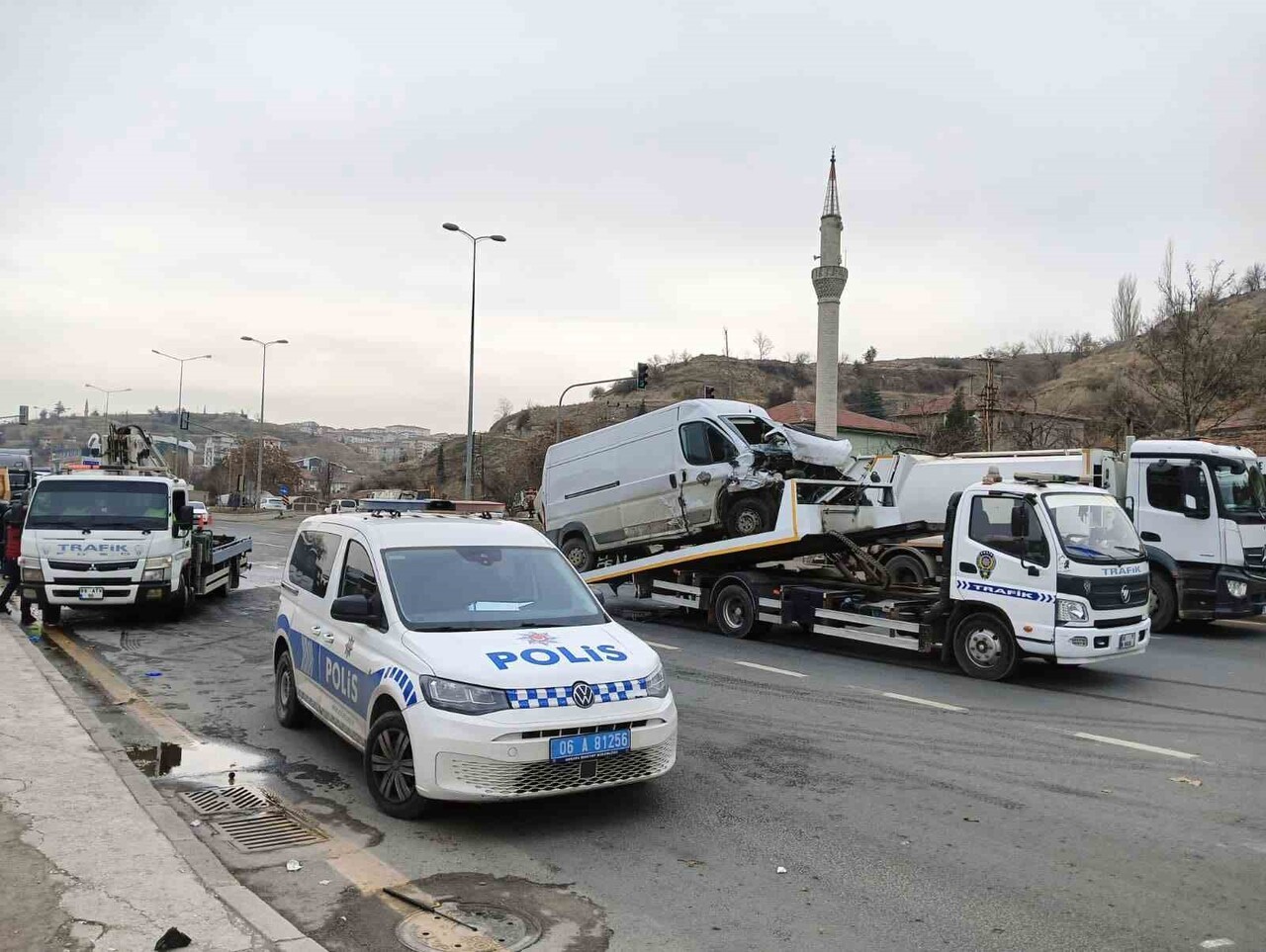ANKARA’DA HAFİF TİCARİ ARAÇ İLE OTOMOBİLİN ÇARPIŞTIĞI KAZADA 1 KİŞİ HAYATINI KAYBEDERKEN 3 KİŞİ...