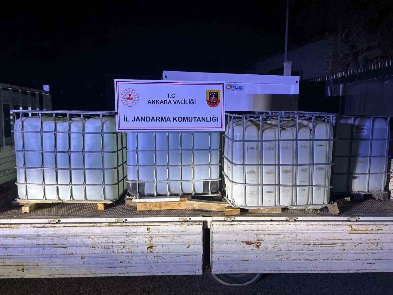 ANKARA’DA PİYASA DEĞERİ 1 MİLYON 550 BİN LİRA OLAN YASA DIŞI ETİL ALKOL ELE GEÇİRİLDİ