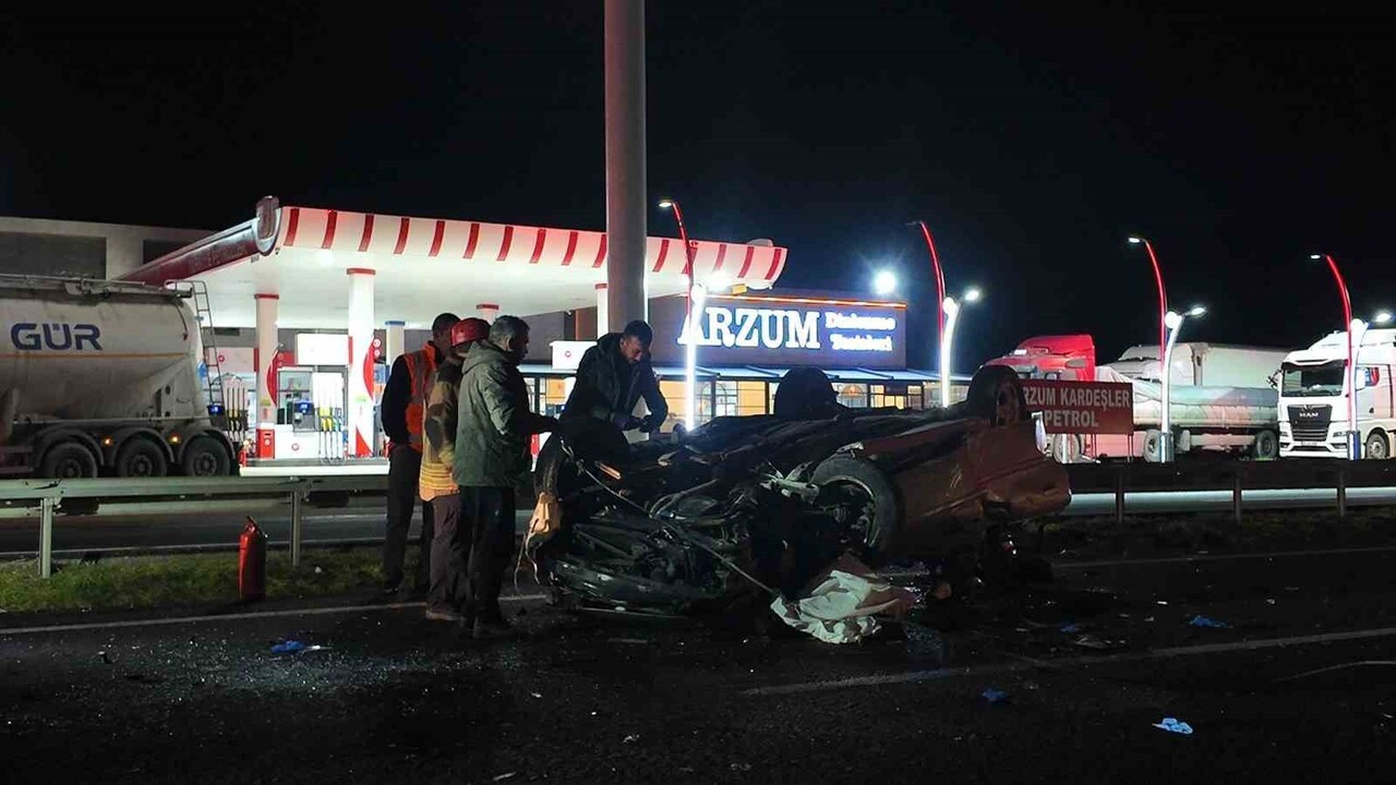 ANKARA-ESKİŞEHİR YOLU ÜZERİNDE OTOMOBİL, SEYİR HALİNDEKİ TIRA ARKADAN VURARAK TAKLA ATTI....