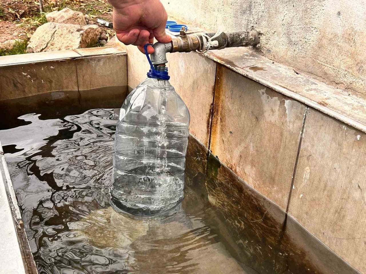 ANKARA’NIN SİNCAN İLÇESİNDE 2 GÜNDÜR SÜREN SU KESİNTİSİ NEDENİYLE VATANDAŞLAR İHTİYAÇLARINI...