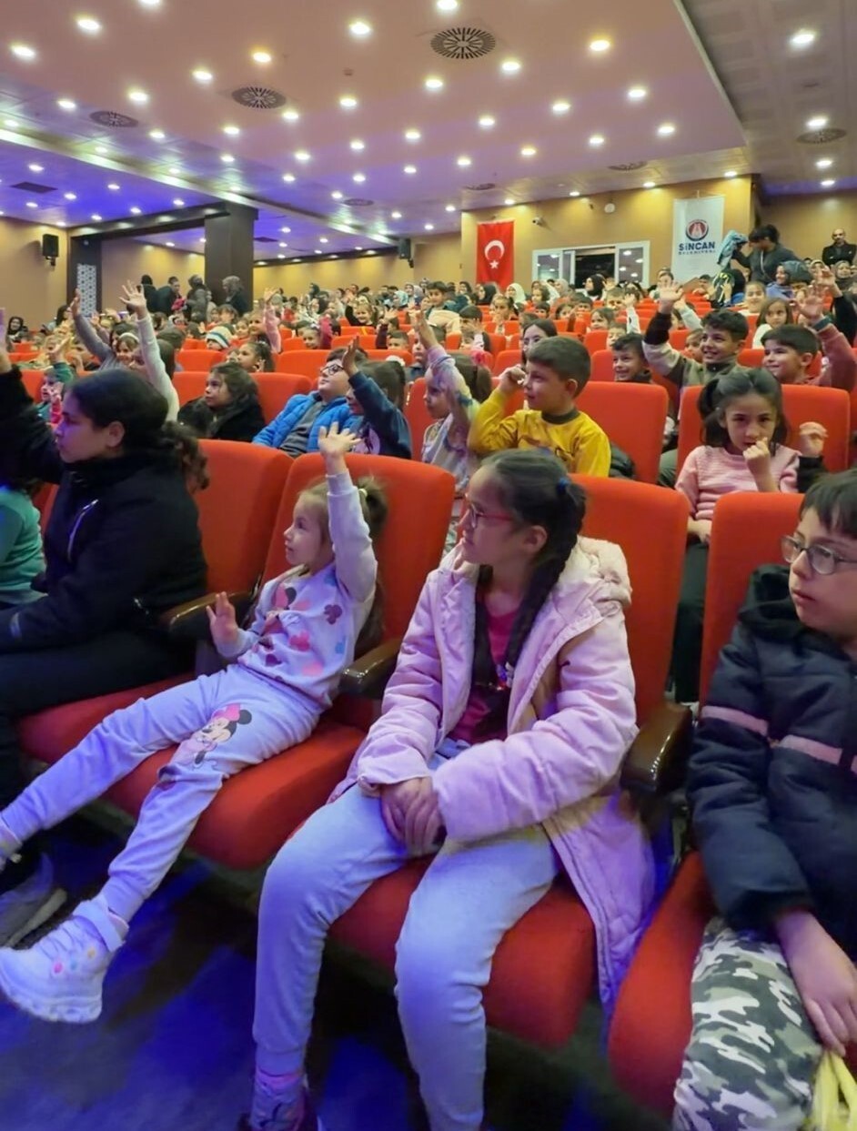 ANKARA SİNCAN BELEDİYESİ, KÜLTÜR VE SANAT ETKİNLİKLERİ DOLAYISIYLA HER HAFTA SONU TİYATRO...