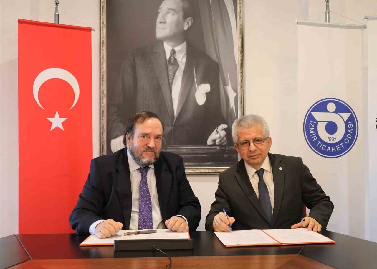 ANLAŞMAYA, İEÜ REKTÖRÜ PROF. DR. YUSUF HAKAN ABACIOĞLU VE İSTANBUL CERVANTES ENSTİTÜSÜ MÜDÜRÜ...