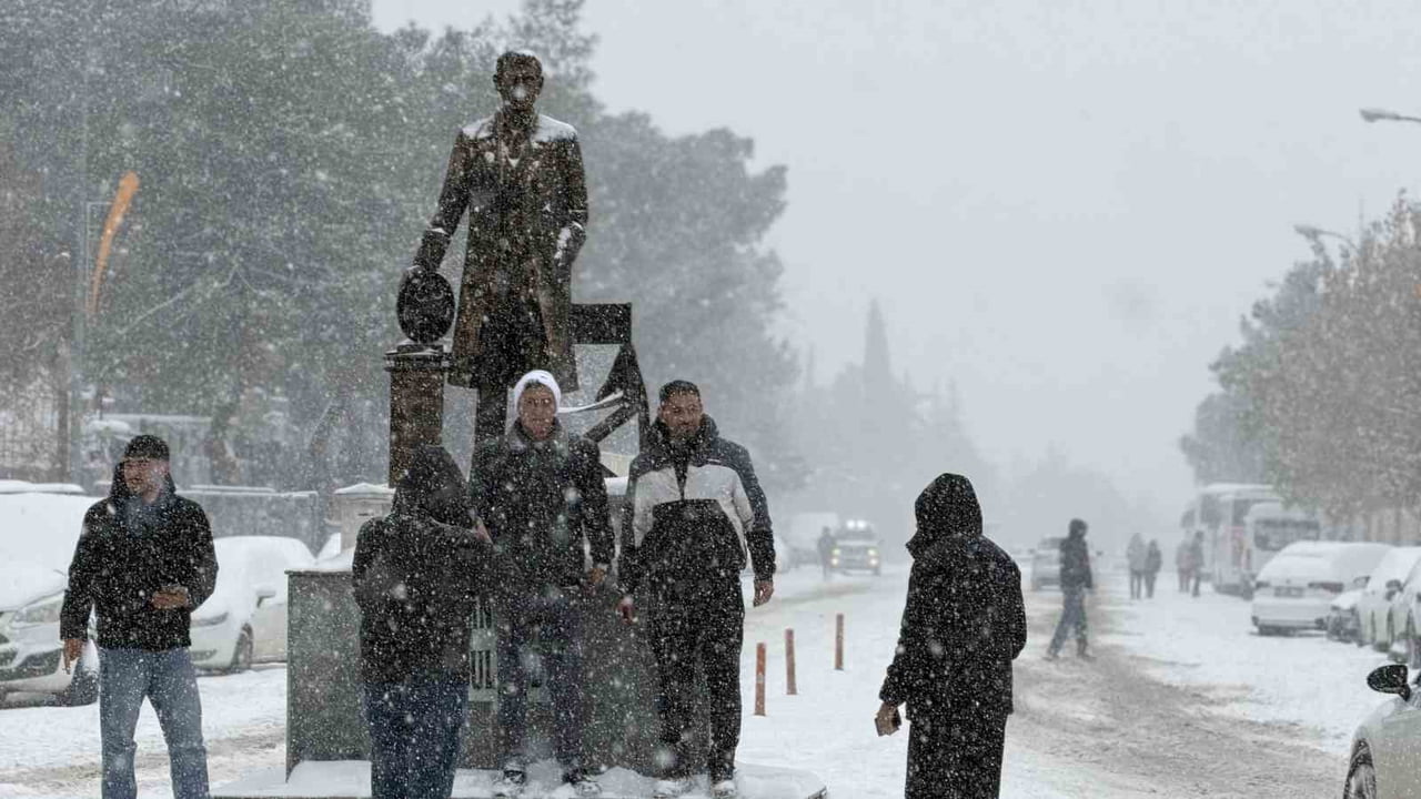 ANLIURFA'NIN SİVEREK İLÇESİNDE SABAH SAATLERİNDE BAŞLAYAN KAR YAĞIŞI HAYATI OLUMSUZ ETKİLERKEN...