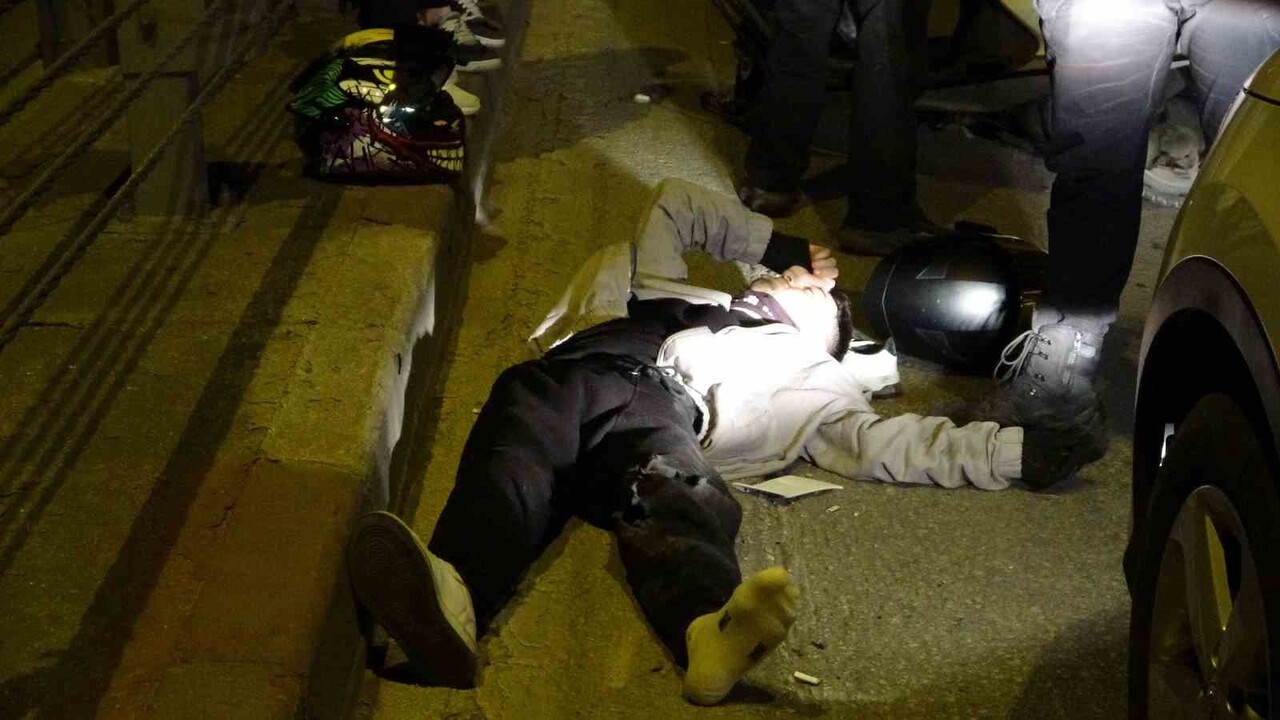 ANTALYA'DA ALT GEÇİT GİRİŞİNDE YAVAŞLAYAN TRAFİĞİ SON ANDA FARK EDEN MOTOSİKLET SÜRÜCÜSÜ ÖNCE...