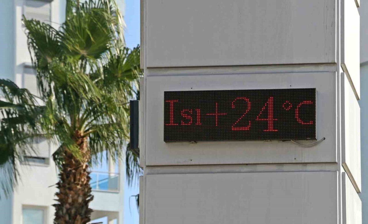 ANTALYA'DA ARALIK AYINDA GECE SAATLERİNE 8 DERECE ÖLÇÜLEN HAVA SICAKLIĞI ÖĞLE SAATLERİNDE İSE 24...